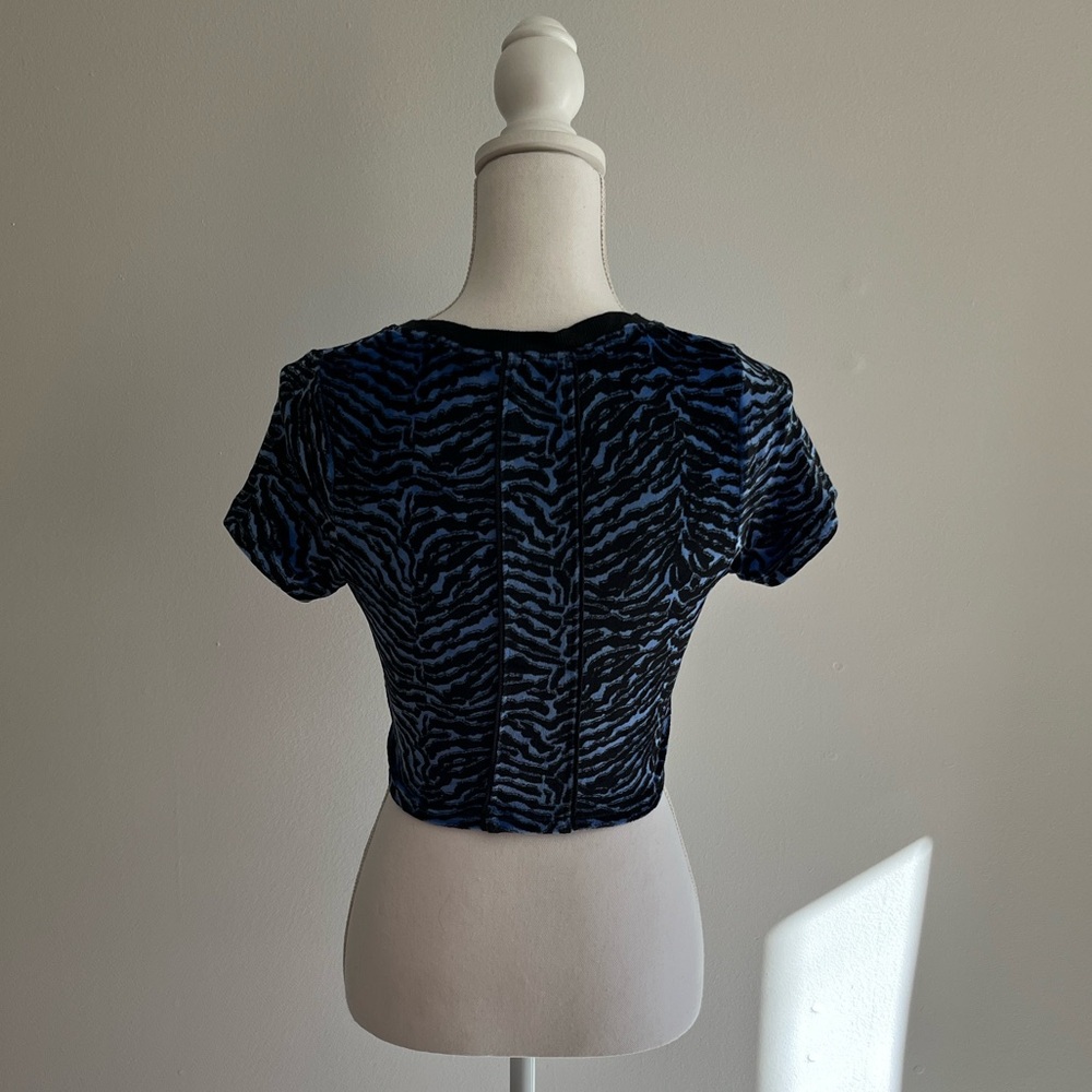 UO Kaleo Velour Short Sleeve Cropped Top - Picture 12 of 15